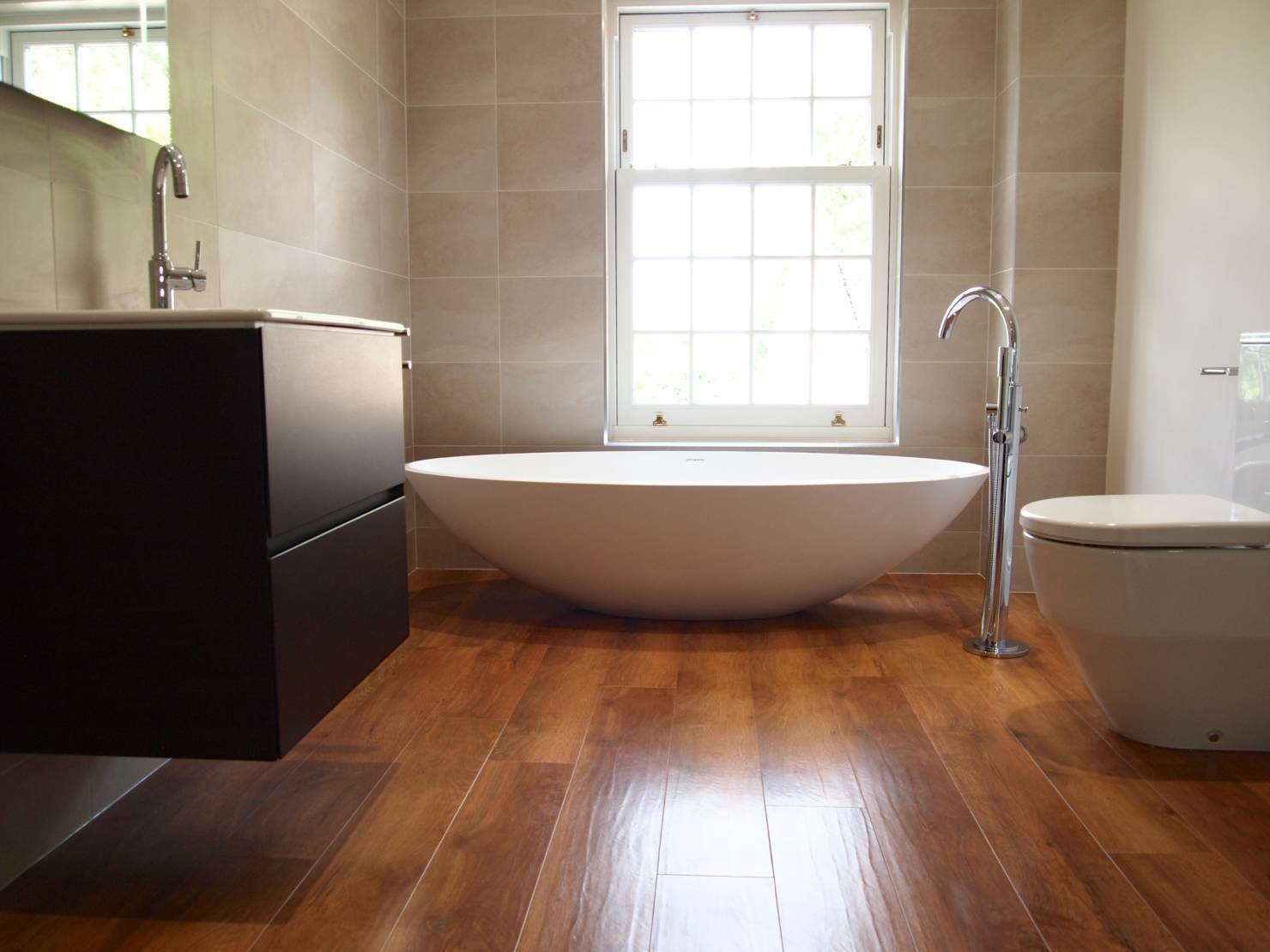 Деревянный пол в ванной комнате: можно ли, чем покрыть в деревянном доме, паркет, линолеум на пол из дерева, террасная доска, из лиственницы, фото и видео