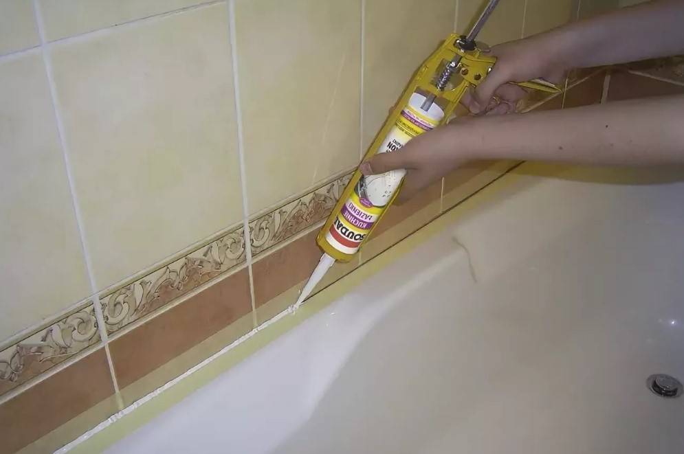 7 популярных способов как заделать стык между ванной и стеной