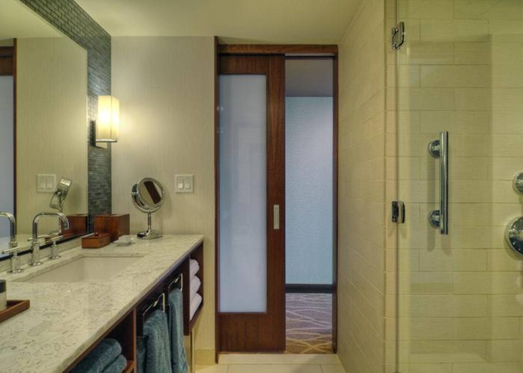 Двери купе для ванной комнаты и туалета