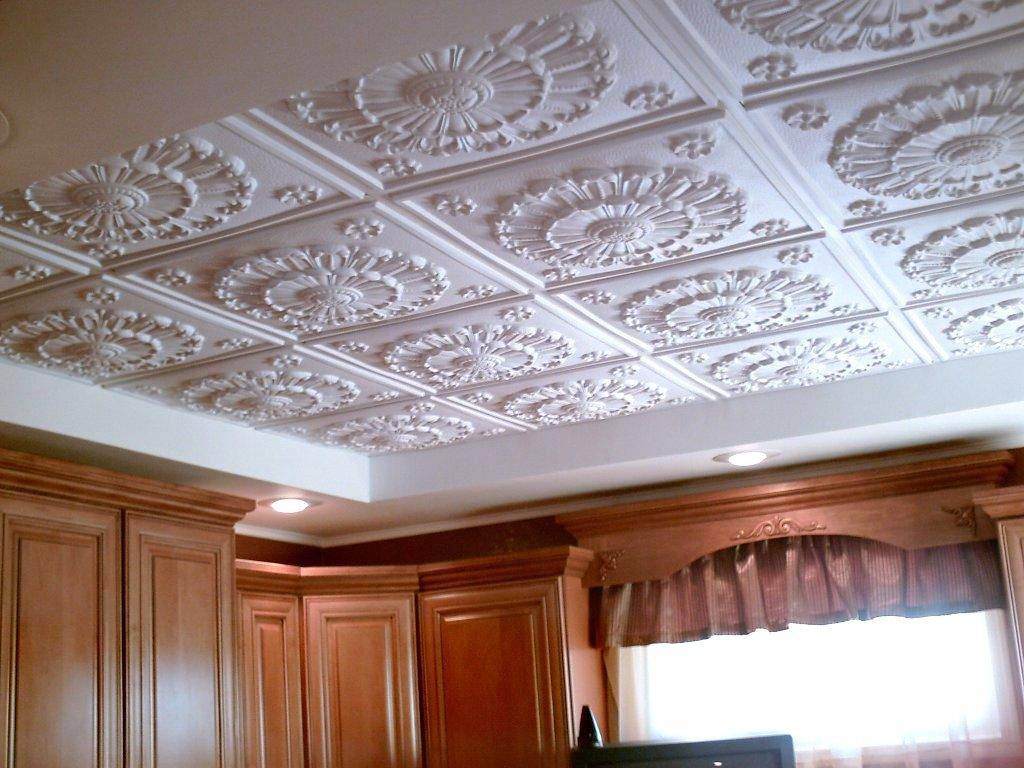 Разновидности плитки на потолок из пенопласта