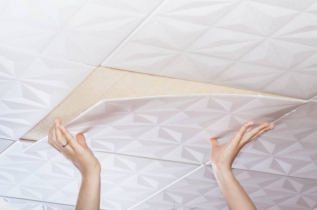 Как клеить потолочную плитку своими руками