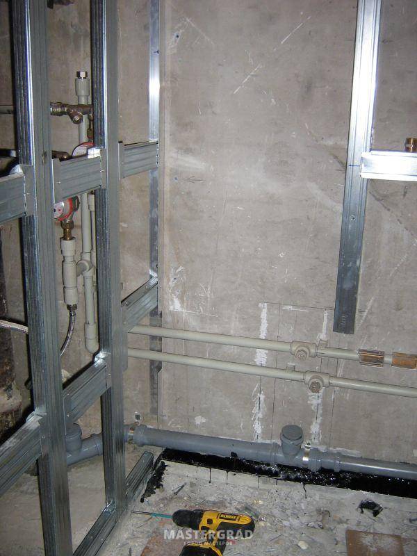 Подготовка стен в ванной под плитку: как подготовить к укладке бетонные или кирпичные стены своими руками, допустимые неровности в туалете и стоит ли штукатурить перед поклейкой