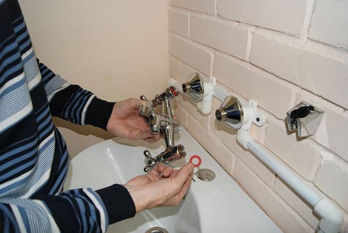 Установка смесителя в ванной своими руками: инструкция и видео для устройства смесителя, советы специалистов
