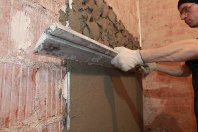 Можно ли класть плитку на неровные стены в ванной комнате: техника выкладки на кривые стены без выравнивания