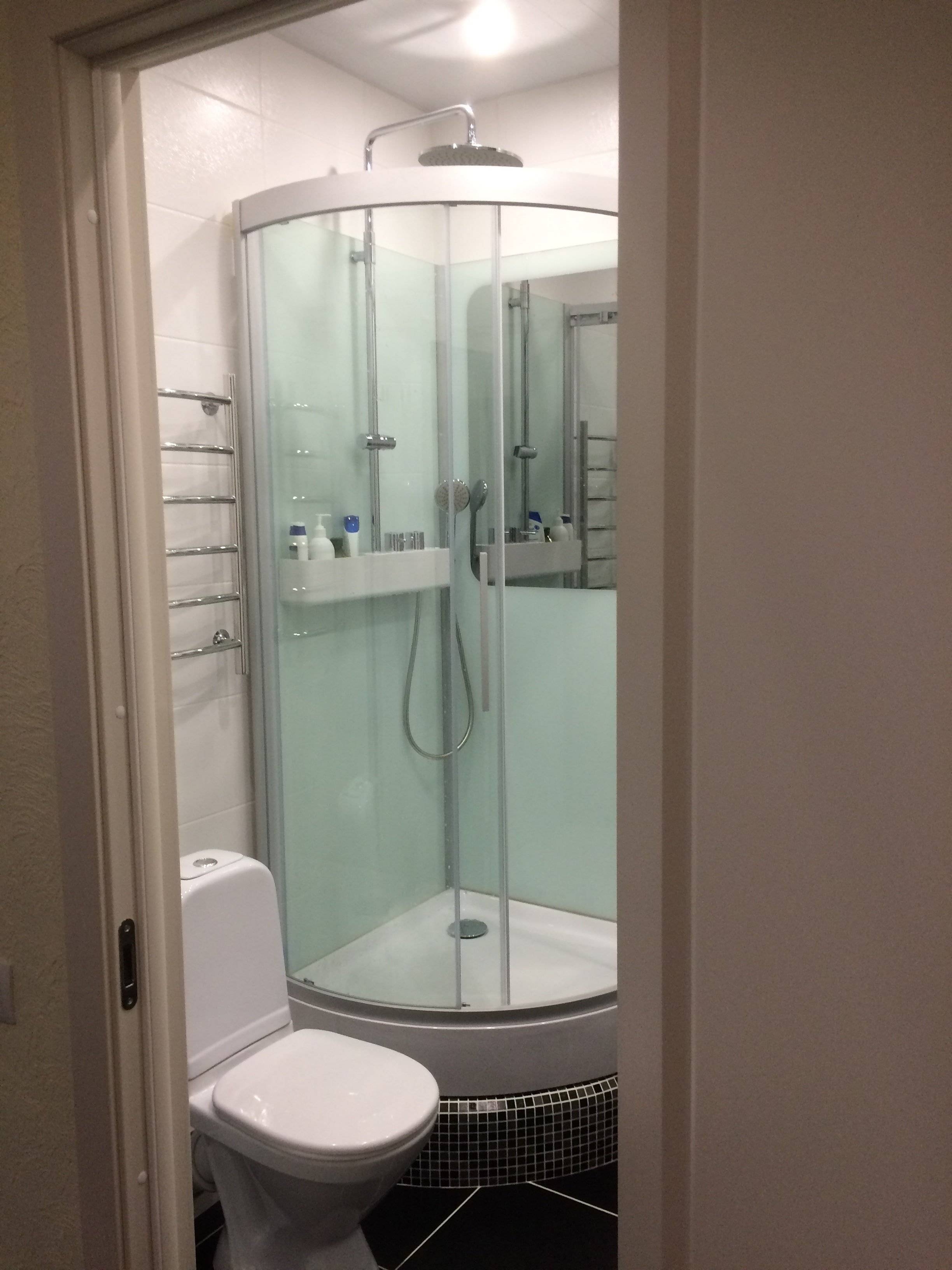 Душевая кабина в маленькой ванной комнате: недостатки и советы по установке
