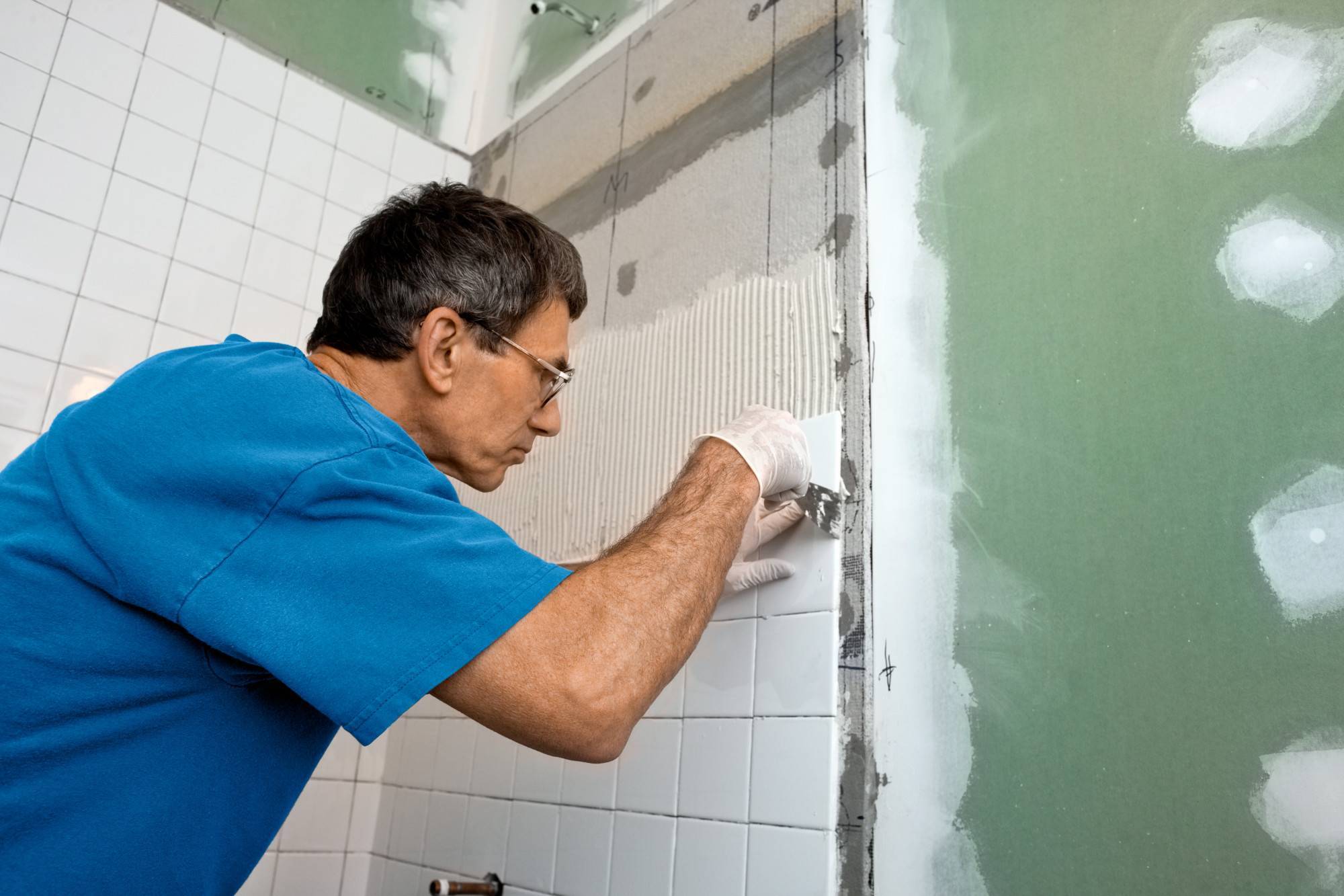 Как и чем оштукатурить стены в ванной комнате под плитку своими руками: пошаговая инструкция, видео