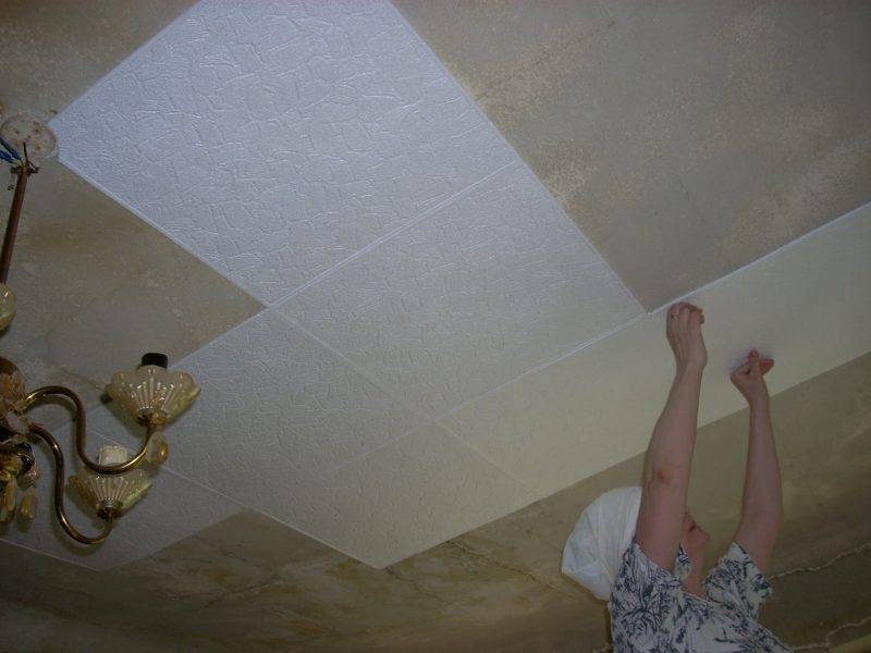 Как приклеить потолочную плитку на побелку и можно ли это делать