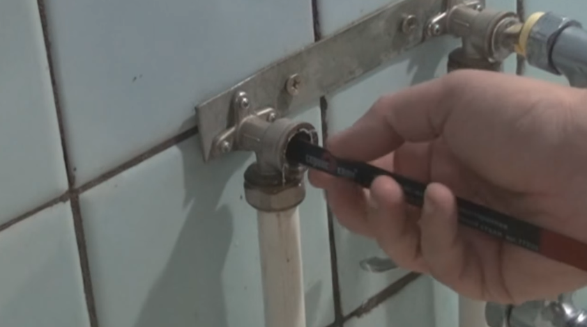 Установка смесителя своими руками в ванной: советы и видео