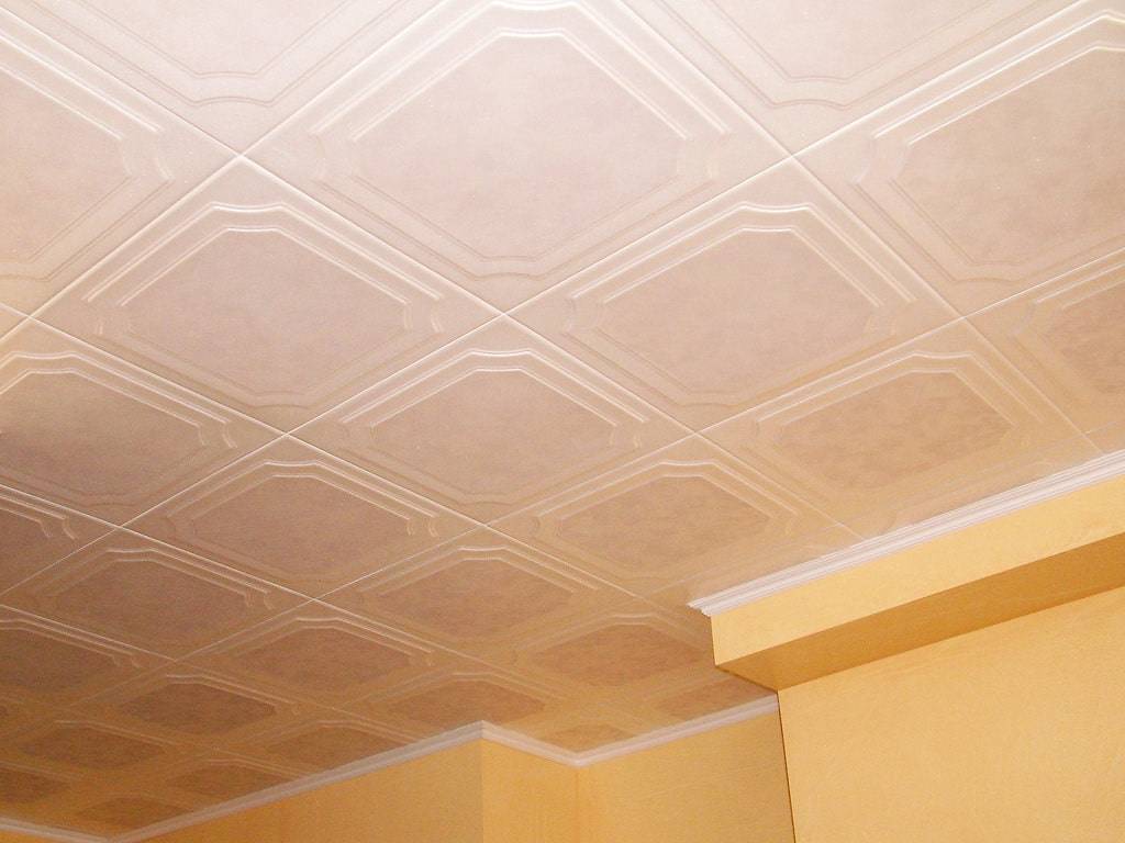 Пенополистирольная плитка для отделки потолка