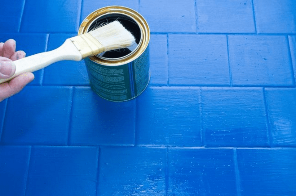Как покрасить плитку в ванной или на кухне своими руками: выбор краски и процесс