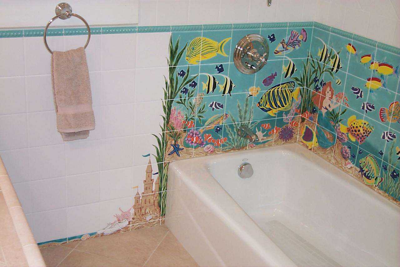 Красим плитку в ванной. Декорирование старой плитки в ванной. Крашеная плитка в ванной Старая.