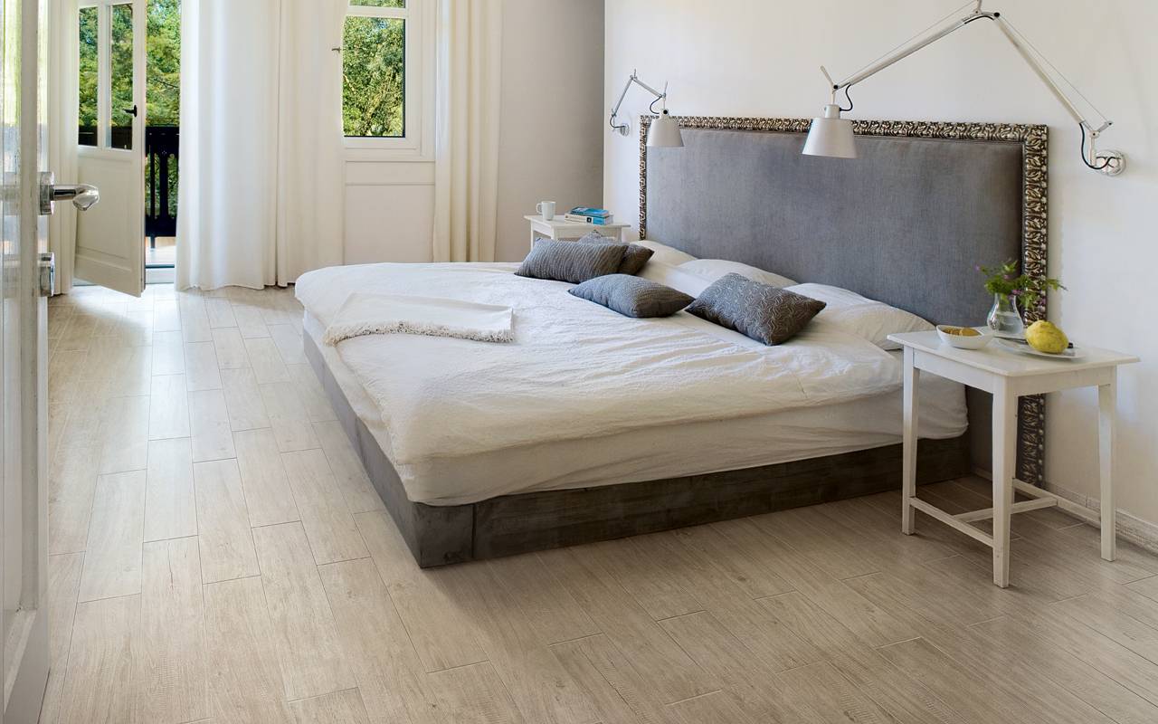Плитка для спальни на пол и какое лучше покрытие
