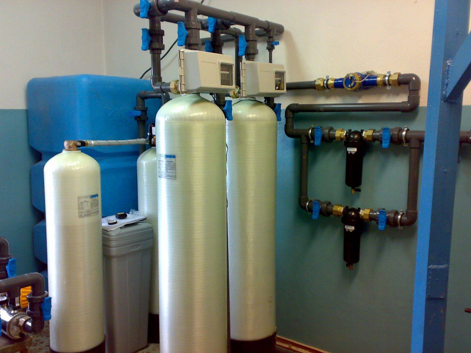 Фильтр очистки жесткости воды. Система водоочистки ионообменная. Ионообменный фильтр для умягчения воды. Промышленные фильтры. Ионообменный метод очистки воды.