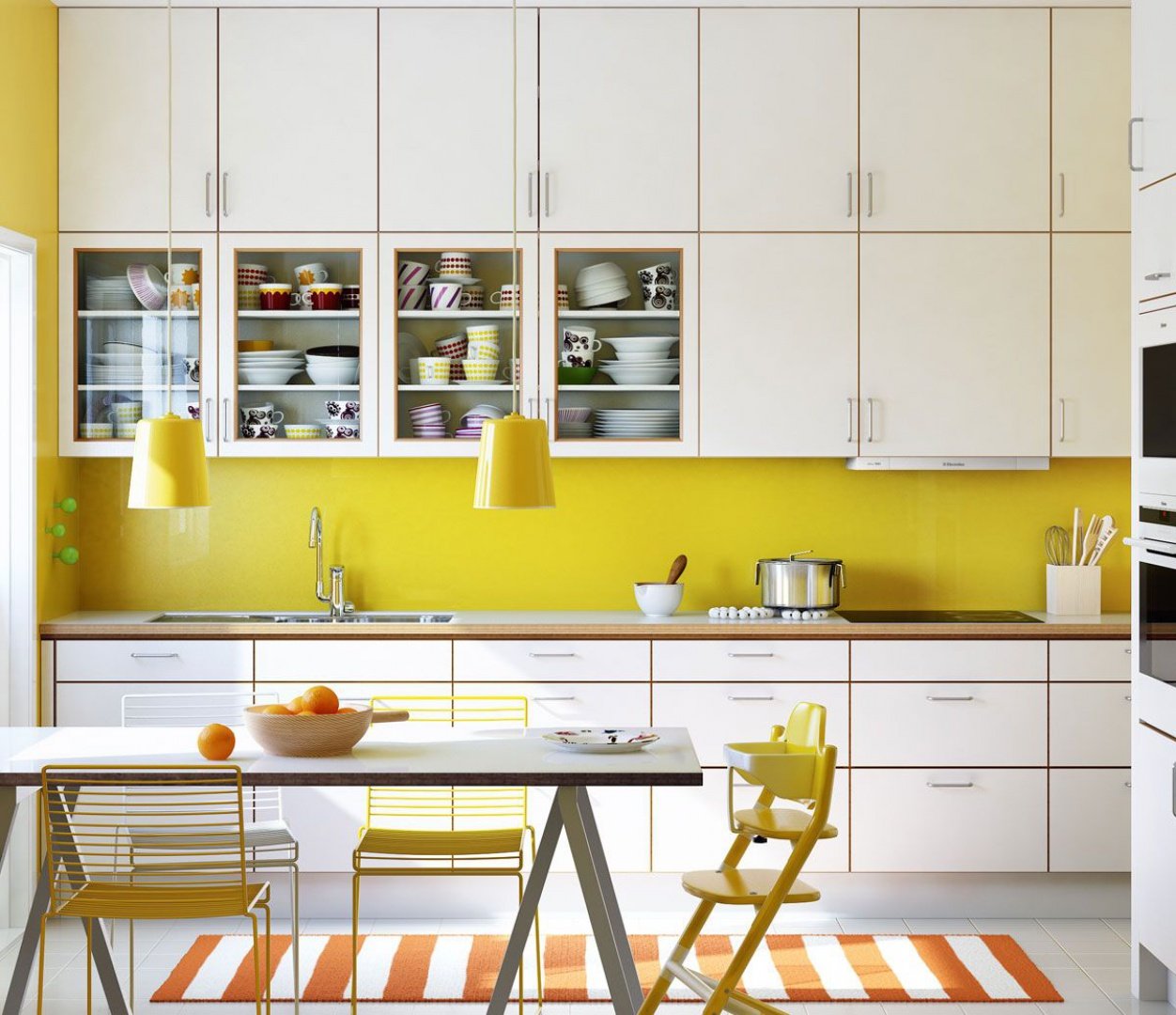 Бело желтая кухня. Желтая кухня икеа. Кухня икеа серо желтая. Кухня в желтом цвете. Желтая плитка на кухне.