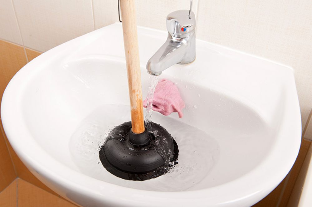 Почему появляется засор в ванной и какие методы очистки существуют