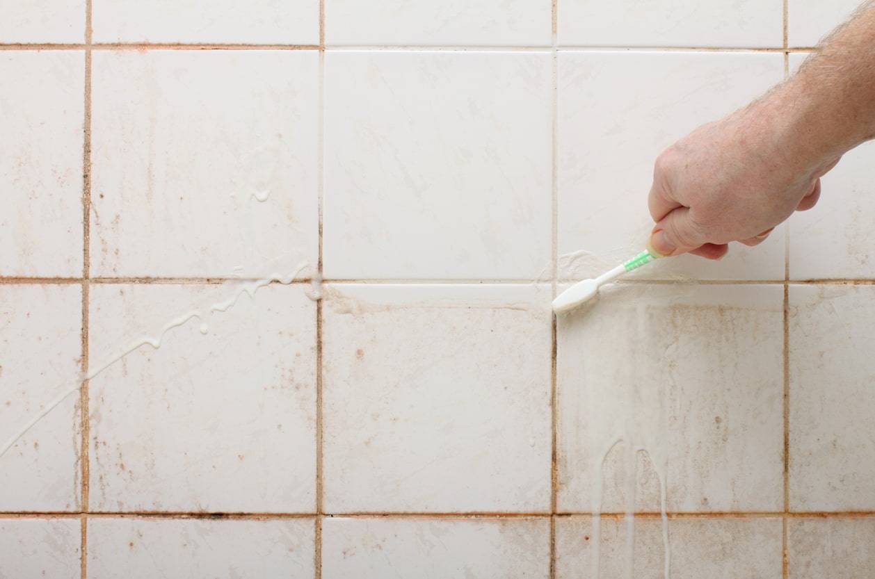 Как эффективно очистить швы между плиткой в ванной