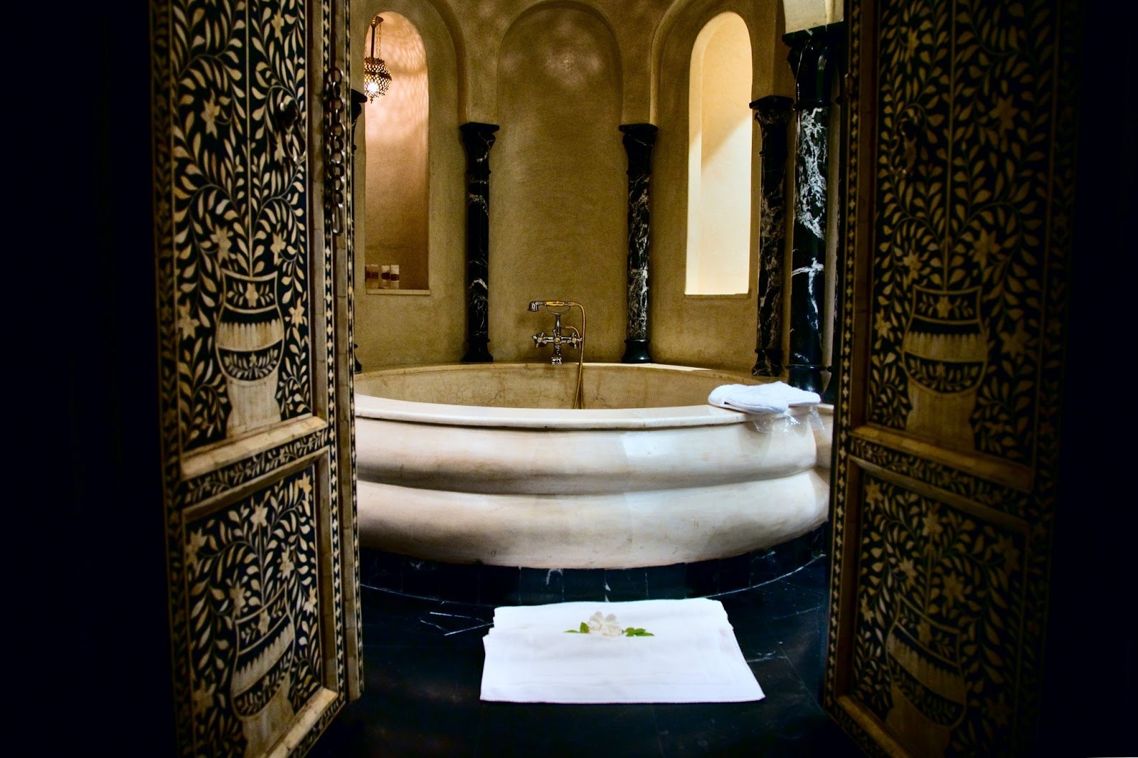Ванная в марокканском стиле - особенности интерьера и сантехники