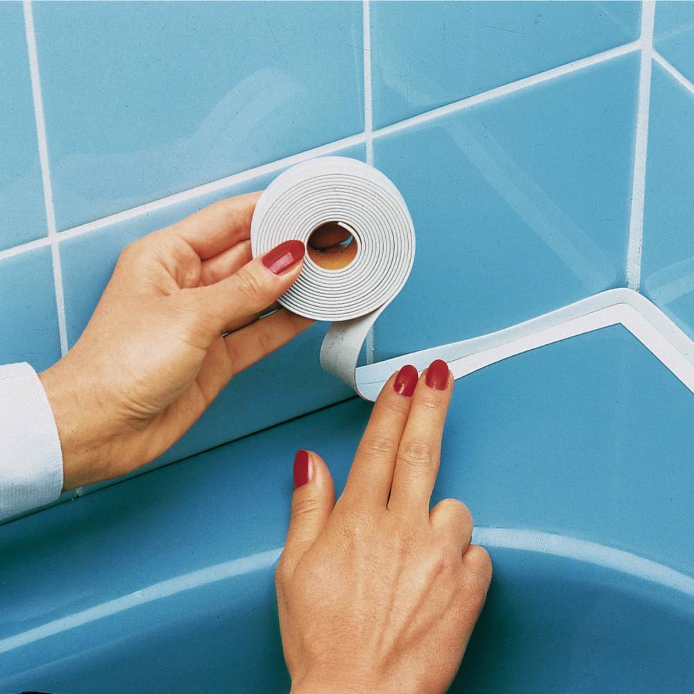 Бордюрная лента для герметизации ванны со стеной: как правильно приклеить ленту-уголок, виды, видео