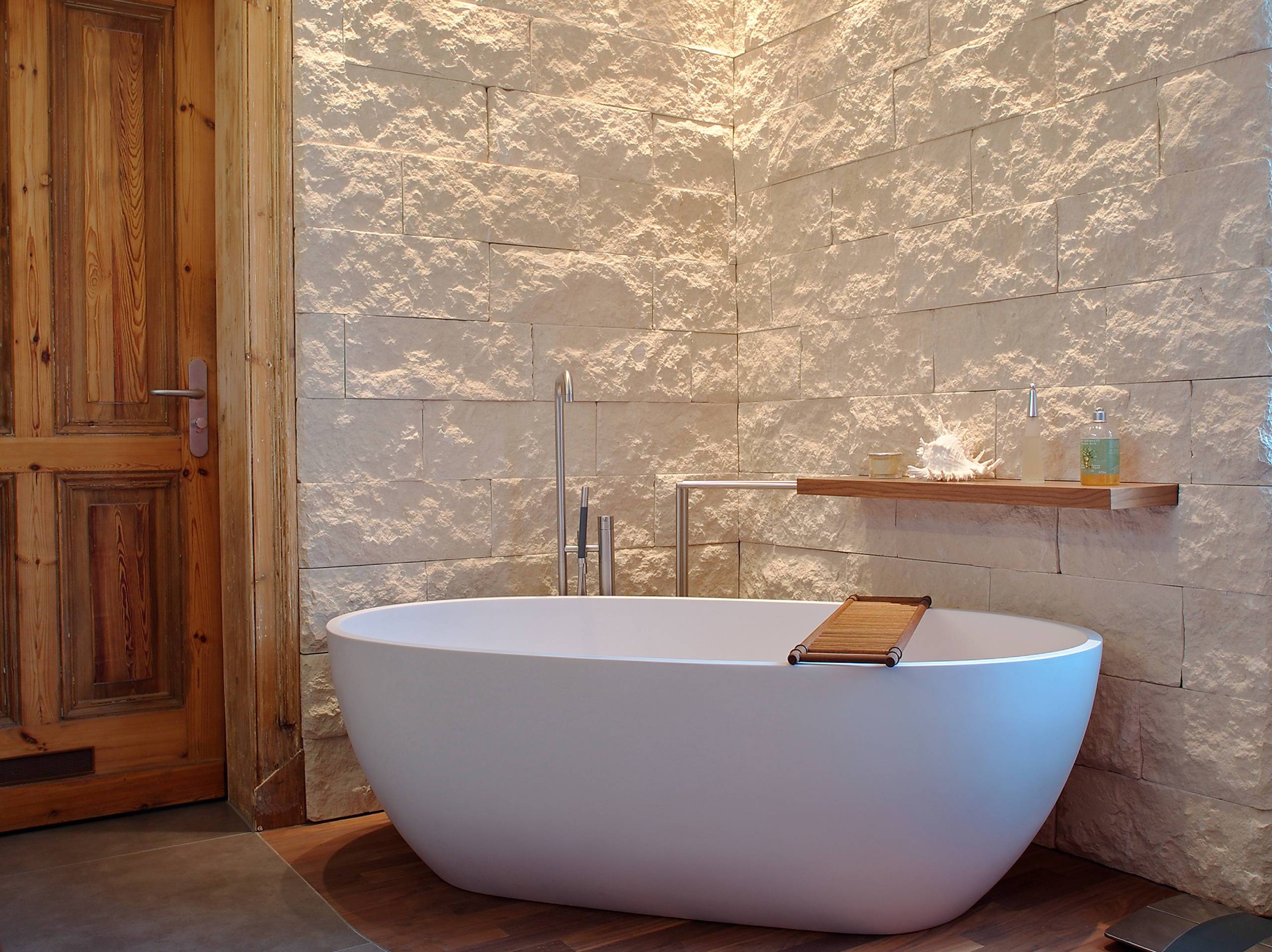 Чем отделать стену в ванной: какие лучшие материалы можно использовать кроме плитки, какое альтернативное бюджетное покрытие лучше всего применять для небольших и просторных комнат