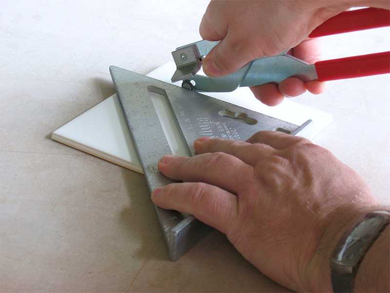 Чем резать плитку для пола: резка напольной плитки, как разрезать, отрезать в домашних условиях керамическую плитку плиткорезом, чем пилить, фото и видео
