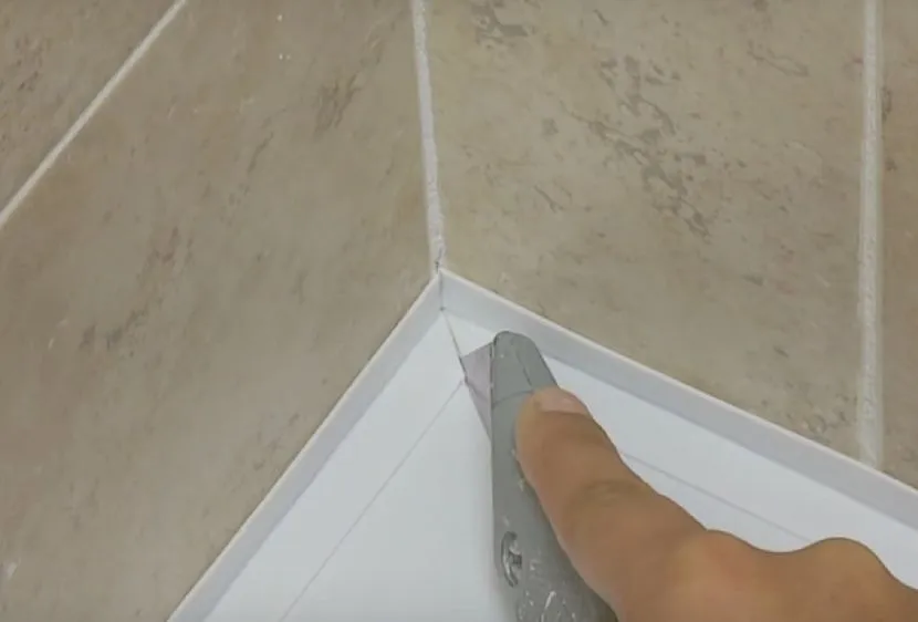 Бордюрная лента для герметизации ванны со стеной: как правильно приклеить ленту-уголок, виды, видео