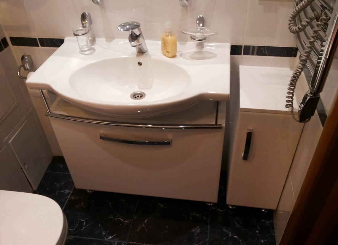 Раковина с подвесной тумбой в ванную комнату, фото