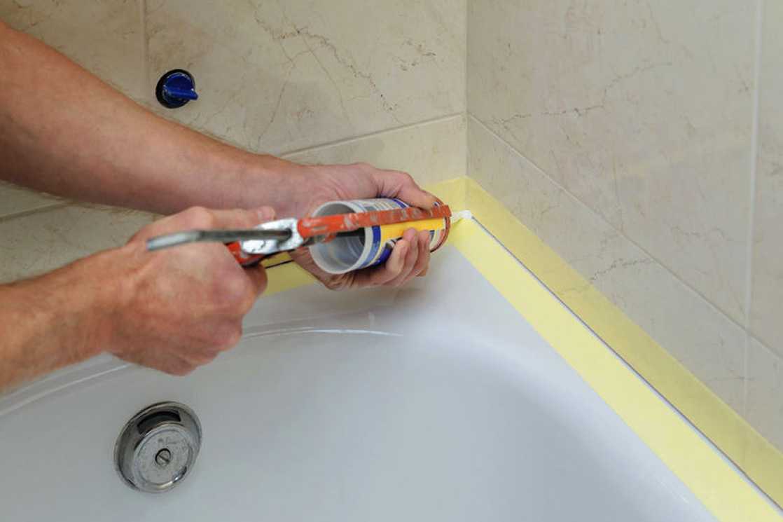 Чем и как заделать щель между ванной и стеной: 7 способов