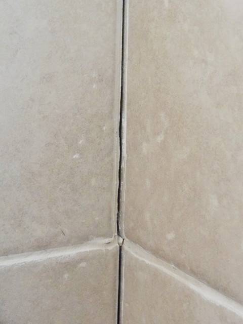 Почему трескается плитка в ванной на стене?