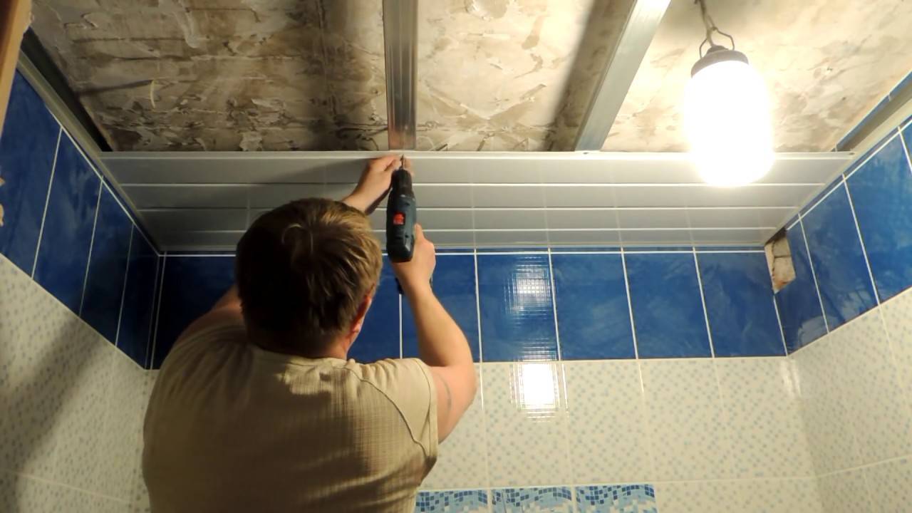 Установка натяжного потолка в ванной комнате: видео, плюсы и минусы