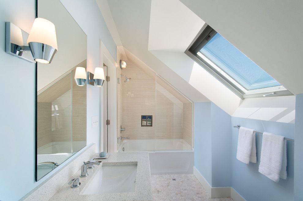 Дизайн ванной на мансарде: особенности отделки, цвет, стиль, выбор штор, 65 фото