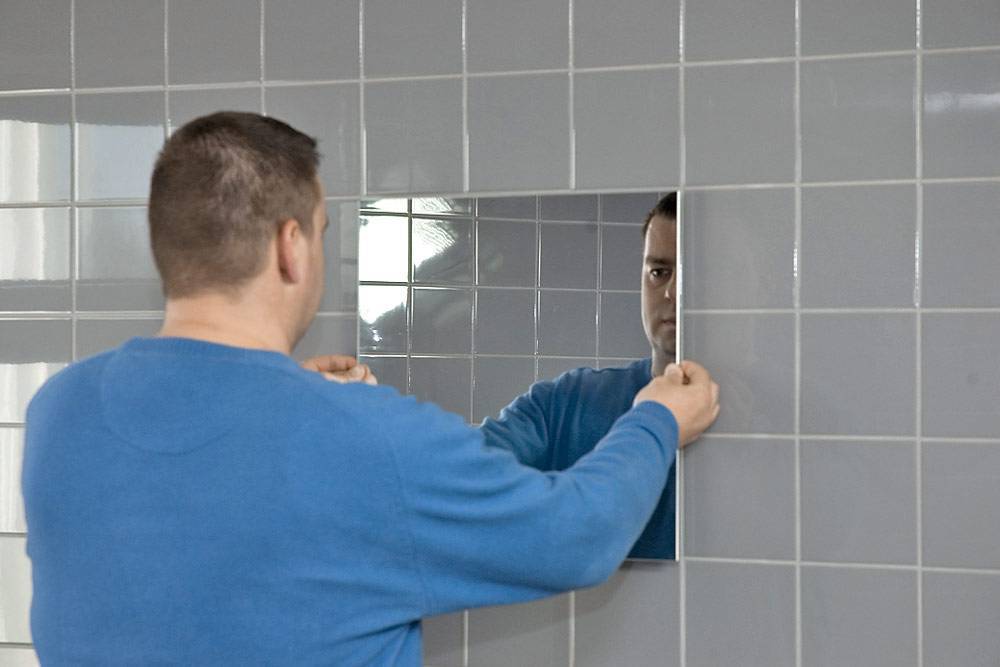Как повесить на стену большое зеркало своими руками