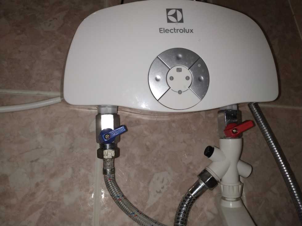 Как подключить проточный водонагреватель в квартире с горячей водой